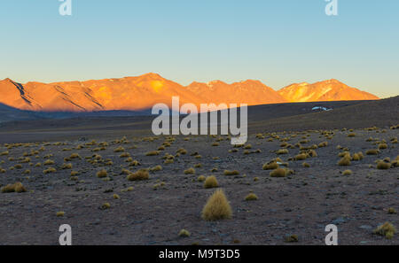 Lever du soleil dans l'Altiplano de Bolivie dans le désert de Siloli à une altitude de 4600m près de la frontière du Chili et le désert d'Atacama, l'Amérique du Sud. Banque D'Images