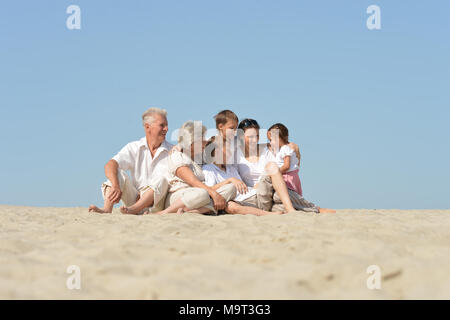 Big friendly family sur le sable ensemble dans l'été Banque D'Images
