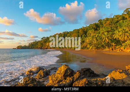 Coucher du soleil le long de l'océan Pacifique et la forêt tropicale du parc national de Corcovado au Costa Rica, Amérique centrale. Banque D'Images