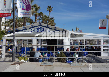 Bar à côté de la plage dans station balnéaire de Sitges, près de Barcelone, Catalogne Banque D'Images