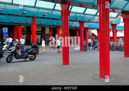 Milan, Lombardie / Italie - 2012/07/04 : Stazione Milano Nord à la place Piazza Cadorna Banque D'Images