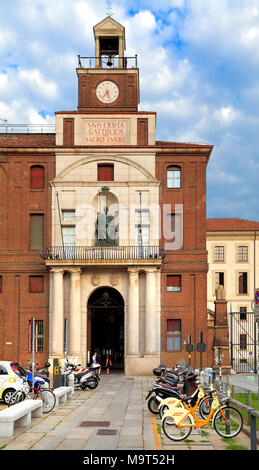 Milan, Lombardie / Italie - 2012/07/04 : quartier historique de Milan - Universita Cattolica del Sacro Cuore université catholique privée par la Piazza Sant'Amb Banque D'Images