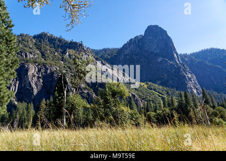 Dans les falaises de granit Yosemite National Park Banque D'Images