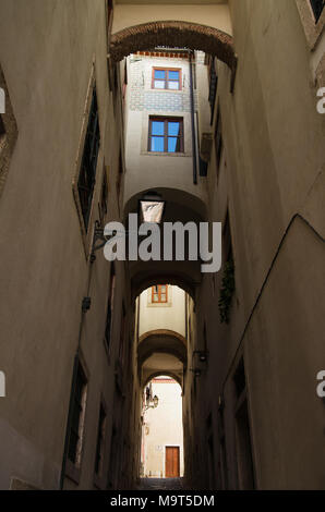 Les murs et fenêtres, d'accompagnement et mise une étroite et haute, archway dans Alfama, le plus célèbre et ancien quartier typique de Lisbonne. Por Banque D'Images