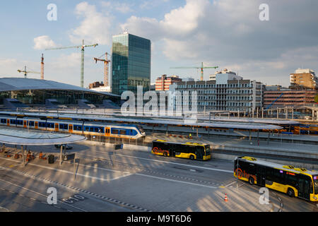 Plates-formes d'Utrecht Centraal Station de chemin de fer avec des trains et de la station de bus avec des bus laissant sur une journée ensoleillée. Utrecht, Pays-Bas. Banque D'Images