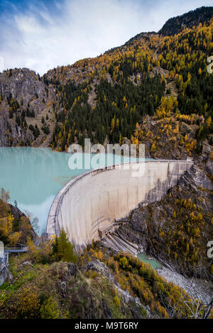 Paysage à Stausee Gibidum et barrage de Gebidem pour alimenter l'Bitsch Electra-Massa storage power station d'Alpiq avec la fonte de la GL d'Aletsch Banque D'Images