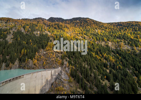 Paysage à Stausee Gibidum et barrage de Gebidem pour alimenter l'Bitsch Electra-Massa storage power station d'Alpiq avec la fonte de la GL d'Aletsch Banque D'Images