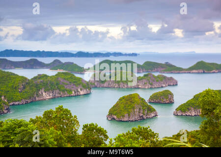 Vue sur la magnifique rochers calcaires de la baie de Lan Ha ile de Cat Ba, l'extrémité sud de la baie d'Ha Long, Vietnam Banque D'Images