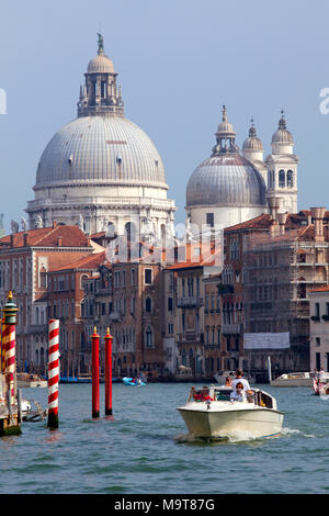 Basilica di Santa Maria della Salute / de l'église Santa Maria della Salute et l'eau en bateau taxi, Venise, Vénétie, Italie Banque D'Images