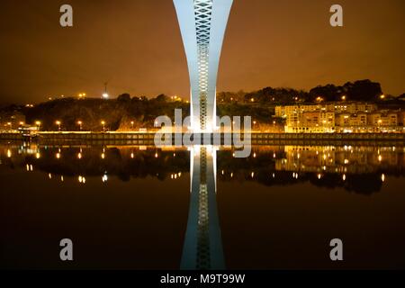 Ponte da Arrábida sobre o Douro rio ligando o Porto Vila Nova de Gaia Banque D'Images