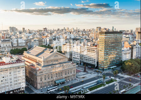 Vue aérienne sur l'Avenida 9 de Julio dans le centre de ville de Buenos Aires avec Teatro Colón, dans l'avant-plan, l'Argentine Banque D'Images