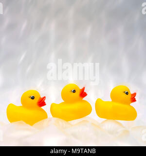 Canards en plastique jaune Banque D'Images