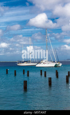 Deux voiliers blancs amarrés dans le port de Bonaire Banque D'Images