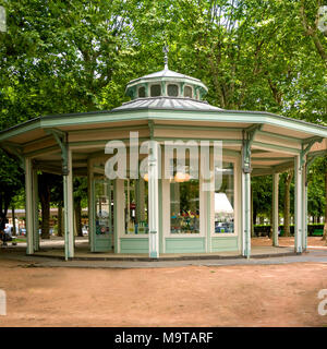 Pavilion dans le parc des Sources, parc, Vichy, Allier, France, Europe Banque D'Images