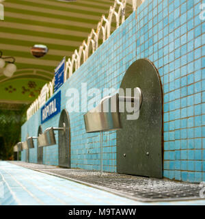 Des robinets d'eau dans la Halle des sources à Vichy thermal Spa, Auvergne, France, Europe Banque D'Images