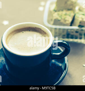 L'est traditionnel dessert - halva pistache et tasse de café. Arabian sweets sur table en bois. Loukoum concept. Banque D'Images
