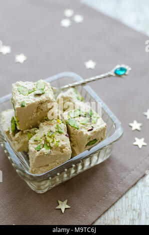 Le Halva pistache - desserts traditionnels de l'Est. Arabian sweets sur table en bois. Loukoum concept. Banque D'Images