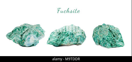 La prise de vue macro de pierre naturelle. Minéral brut fuchsite. Objet isolé sur un fond blanc. Banque D'Images