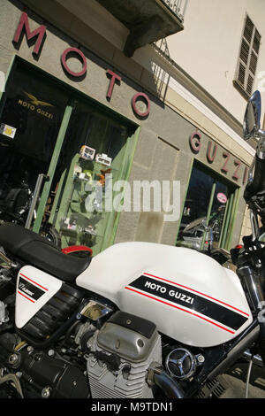 Moto Guzzi V7 moto classique en dehors de Cuneo, Italie. Banque D'Images