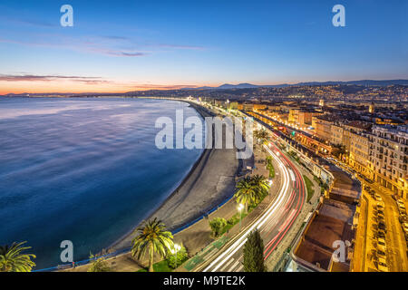 Promenade et de la Côte d'azur au crépuscule à Nice, France Banque D'Images