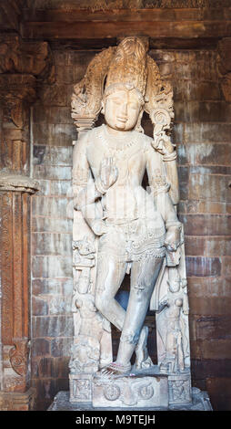 Statue plus haute à Khajuraho : tête de Shiva, de Vishnu et inférieurs de Krishna, Temple Chaturbhuja, Groupe de temples du Sud, Khajuraho, Inde Banque D'Images