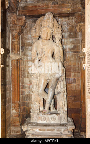 Statue plus haute à Khajuraho : tête de Shiva, de Vishnu et inférieurs de Krishna, Temple Chaturbhuja, Groupe de temples du Sud, Khajuraho, Inde Banque D'Images