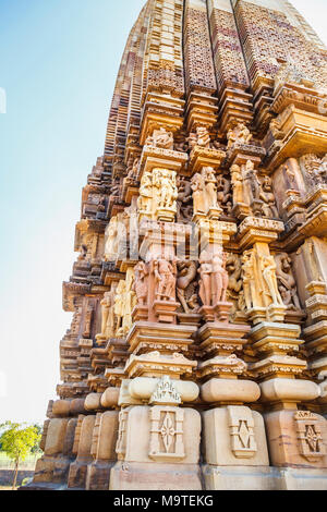 Hindu Temple Chaturbhuja dédié au dieu Vishnu restauré avec des sculptures, le sud de la groupe de temples, Khajuraho, Madhya Pradesh, Inde Banque D'Images