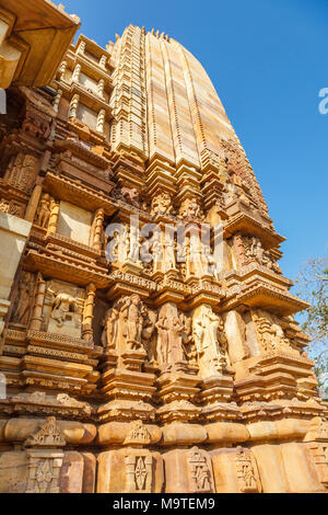 Hindu Temple Chaturbhuja dédié au dieu Vishnu avec sculptures figure, le Sud du Groupe de temples, Khajuraho, Madhya Pradesh, Inde Banque D'Images