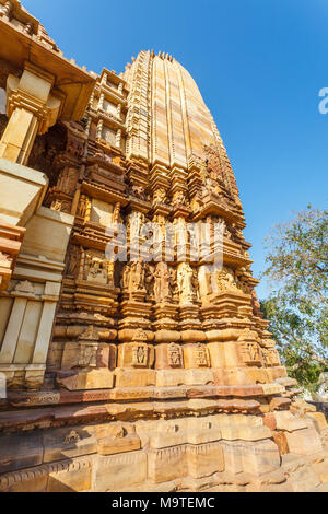 Hindu Temple Chaturbhuja dédié au dieu Vishnu avec sculptures figure, le Sud du Groupe de temples, Khajuraho, Madhya Pradesh, Inde Banque D'Images