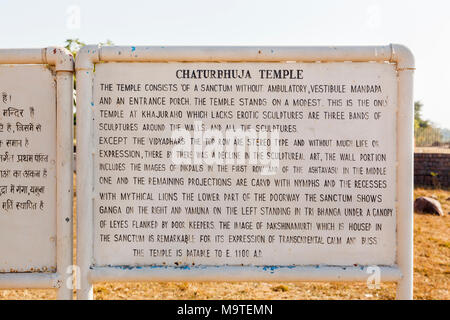 Signe de l'information sur l'Hindu Temple Chaturbhuja dédié au dieu Vishnu, Groupe de temples du Sud, Khajuraho, Madhya Pradesh, Inde Banque D'Images