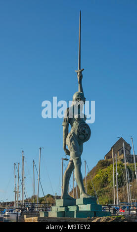 Entrée de port à Ilfracombe, dans le Devon (Angleterre). Avec Damien Hirst "statue" Verity sur mur du port. Banque D'Images