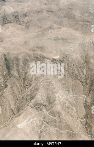 La fenêtre de l'antenne vue sur le désert d'Atacama montrant la voie sur une montagne, au Chili Banque D'Images