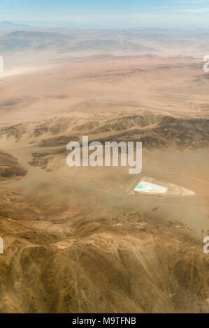 La fenêtre de l'antenne vue sur le désert d'Atacama montrant des modèles incroyable, bon comme image d'arrière-plan, Chili Banque D'Images