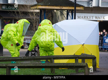 Les agents de l'incendie de produits chimiques dangereux convient à la recherche d'un salon à Salisbury, Angleterre suite à une attaque chimique toxique sur l'ancien espion soviétique Sergei Skripal et sa fille Julia. Banque D'Images