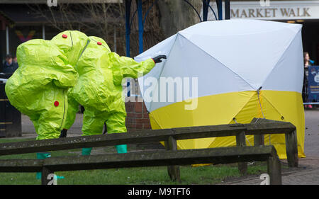 Les agents de l'incendie de produits chimiques dangereux convient à la recherche d'un salon à Salisbury, Angleterre suite à une attaque chimique toxique sur l'ancien espion soviétique Sergei Skripal et sa fille Julia. Banque D'Images