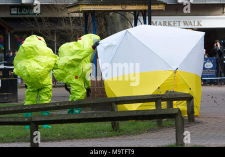 Les agents de l'incendie de produits chimiques dangereux convient à la recherche d'un salon à Salisbury, Angleterre suite à une attaque chimique toxique sur l'ancien espion soviétique Sergei Skripal et sa fille Julia. Banque D'Images