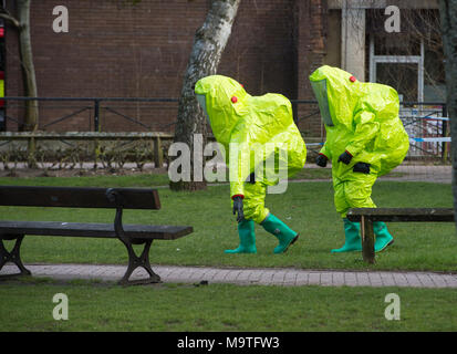 Les agents de l'incendie de produits chimiques dangereux convient à la recherche d'un salon à Salisbury, Angleterre suite à une attaque chimique toxique sur l'ancien espion soviétique Sergei Skripal et sa fille Julia. Banque D'Images