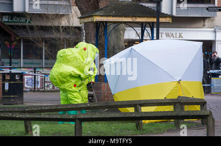 Les agents de l'incendie de produits chimiques dangereux convient à la recherche d'un salon à Salisbury, Angleterre suite à une attaque chimique toxique sur l'ancien espion soviétique Sergei Skripal et sa fille Julia. Banque D'Images