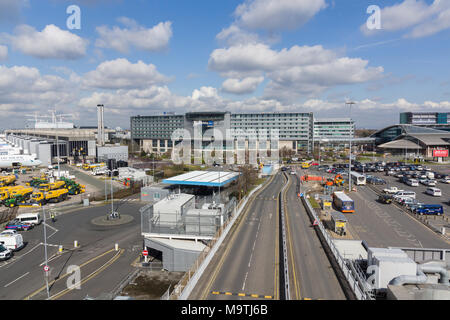 Radisson Blu l'un des 287 hôtels exploités par le Carlson Rezidor Hotel Group c'est un terminal à l'aéroport de Manchester Banque D'Images
