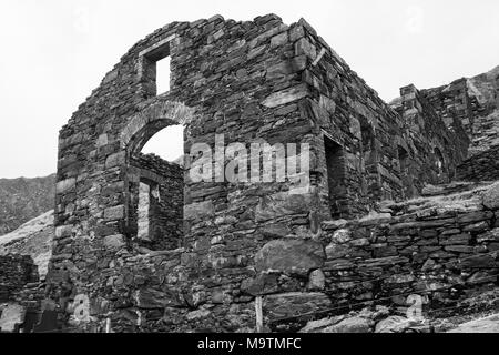 Bâtiments de la mine abandonnée depuis longtemps sur le chemin des mineurs, menant vers le sommet du Snowdon, Snowdonia, le Nord du Pays de Galles, Royaume-Uni Banque D'Images