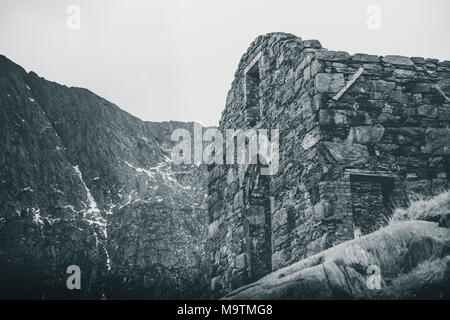 Bâtiments de la mine abandonnée depuis longtemps sur le chemin des mineurs, menant vers le sommet du Snowdon, Snowdonia, le Nord du Pays de Galles, Royaume-Uni Banque D'Images