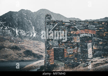 Bâtiments de la mine abandonnée depuis longtemps sur le chemin des mineurs, menant vers le sommet du Snowdon, Snowdonia, le Nord du Pays de Galles, Royaume-Uni Banque D'Images