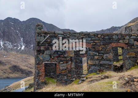 Bâtiments de la mine abandonnée depuis longtemps sur le chemin des mineurs, menant vers le sommet du Snowdon, Snowdonia, le Nord du Pays de Galles, Royaume-Uni Banque D'Images