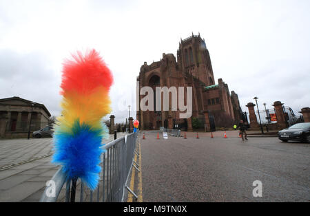 Bâtonnets de chatouilles en place avant le service funéraire de Sir Ken Dodd à Liverpool Anglican Cathedral. Banque D'Images