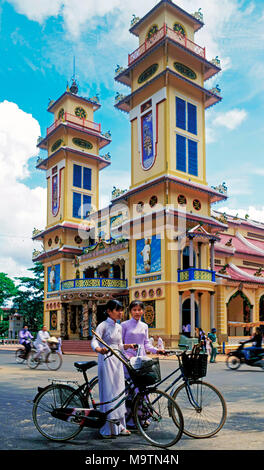 Les filles, le vietnamien, Temple Cao Dai Tay Ninh, Vietnam Banque D'Images