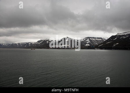 Longyearbyen est la plus grande colonie et centre administratif de Svalbard, un archipel dans l'océan Arctique. Banque D'Images