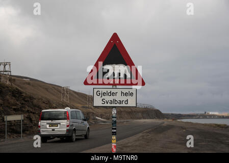 Longyearbyen est la plus grande colonie de Svalbard et a seulement 40 kilomètres de routes et de certains signes d'avertissement sur les ours polaires. Banque D'Images