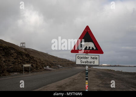 Longyearbyen est la plus grande colonie de Svalbard et a seulement 40 kilomètres de routes et de certains signes d'avertissement sur les ours polaires. Banque D'Images