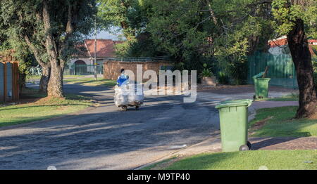 Johannesburg, Afrique du Sud - sans emploi non identifié l'homme utilise un chariot de fortune pour collecter les produits recyclables pour la revente de poubelles des ménages Banque D'Images