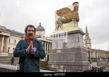 L'artiste Michael Rakowitz avec le maire de Londres Sadiq Khan à l'occasion du dévoilement de la nouvelle commission pour Trafalgar Square's quatrième soubassement, Rakowitz's 'l'ennemi invisible ne devrait pas exister". Banque D'Images